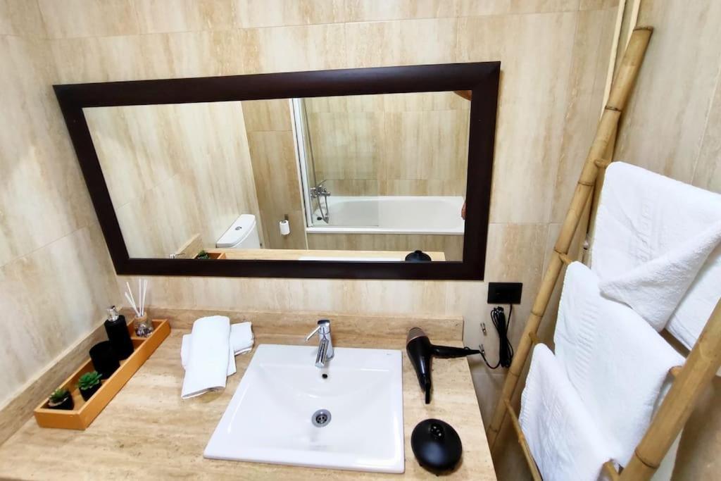 Tranquilo Apartamento Con Parking Gratis Vigilado 24H Vigo Eksteriør billede